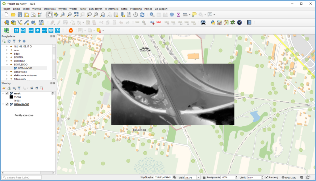 Grafika przedstawiająca pobrany plik NMT i wczytany w aplikacji QGIS