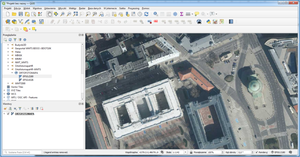Grafika przedstawiająca widok usługi WMTS ortofotomapy o wysokiej rozdzielczości podłączonej w QGIS