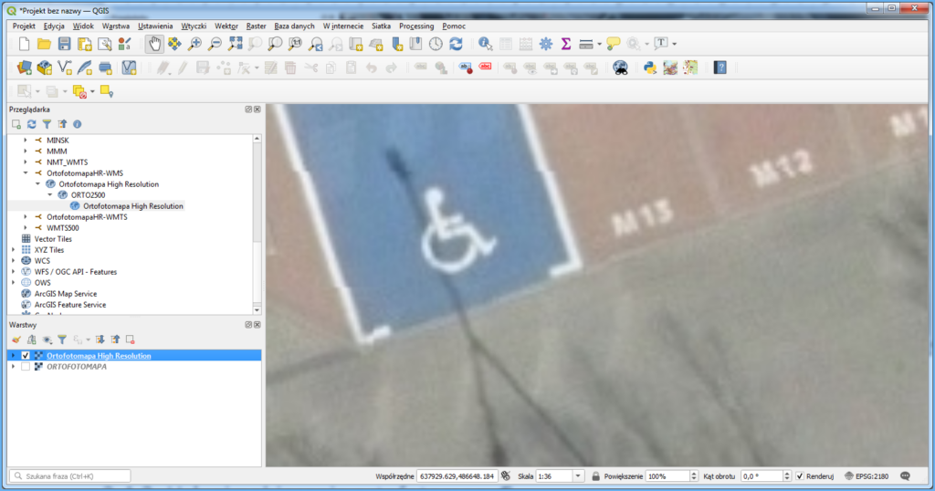 Grafika przedstawiająca widok usługi WMS ortofotomapy o wysokiej rozdzielczości podłączonej w QGIS